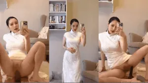 Mang váy truyền thống thủ dâm trước gương phê lòi